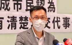 香港民主党医疗政策发言人袁海文8月4日在记者会上表示,港府处理高级官员的操守问题应该要更严谨,以释除市民对3名高官出席豪华饭局,是否涉及利益相关的疑虑 (美国之音/汤惠芸)