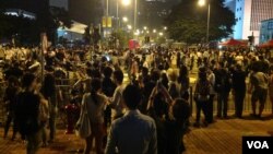 10月14日晚数以百计的香港示威群众和警察对峙,警方驱之不散 (美国之音海彦 拍摄)
