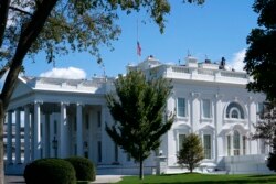 因鲍威尔将军去世,白宫降半旗致敬。(2021年10月18日)