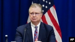 资料照片:负责东亚与太平洋事务的美国助理国务卿康达在纽约参加与日本外相和菲律宾外长的会议。(2023年9月22日)