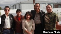 Blogger Phạm Đoan Trang (giữa)