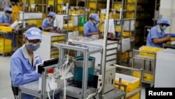 资料照:中国政府组织记者参观北京一个生产电子产品的工厂。(2020年5月13日)