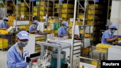 资料照:中国政府组织记者参观北京一个生产电子产品的工厂。(2020年5月13日)