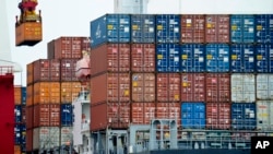 中国天津港的集装箱 (资料照)