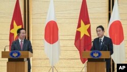 越南国家主席武文赏(左)和日本首相岸田文雄(右)2023年11月27日,在日本东京首相官邸举行会晤后举行的联合新闻发布会上向媒体发表讲话。 (美联社照片)