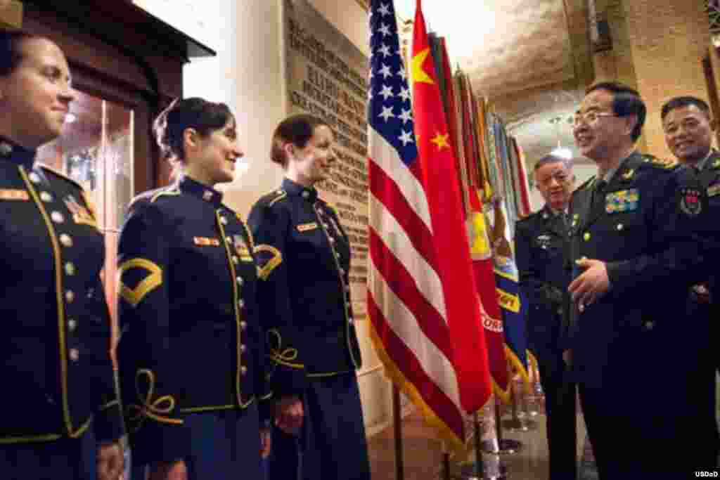 2014年5月14日中国军队总参谋长房峰辉在美国国防大学的欢迎仪式上和美国陆军军乐队人员交谈(美国国防部照片)