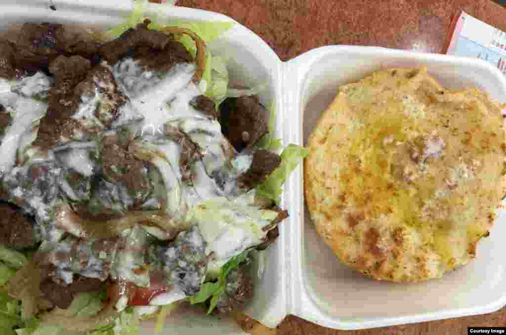 Đặc sản kangaroo burger của Úc mà tác giả đã thưởng thức. (Ảnh: Bùi Văn Phú)