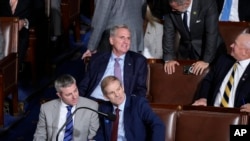 2023年10月18日星期三,众议院司法委员会主席、俄亥俄州共和党众议员吉姆·乔丹(左起第二位)在第二轮投票结束时聆听共和党人试图选举乔丹担任新任众议院议长的结果。加利福尼亚州共和党众议员凯文·麦卡锡(第二排中)也在观察结果。 (美联社图片)