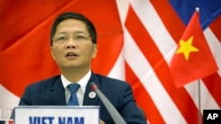 资料照:越南工贸部长陈俊英在有关TPP的记者会上讲话。(2017年11月11日)