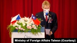 捷克参议院议长维特奇在台湾的政治大学演讲,用行动展现对台湾民主的支持。(2020年8月31日)(图片来源:台湾外交部脸书)