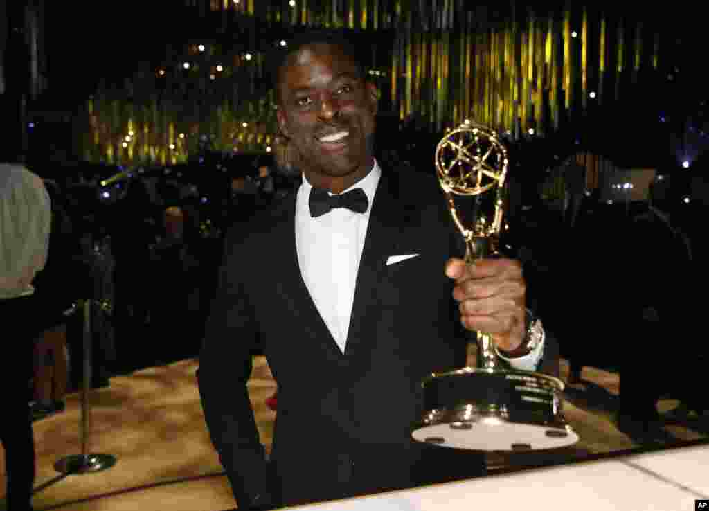 热播剧《我们这一天》(This is Us)的男主角扮演者斯特林·布朗(Sterling K. Brown)荣获正剧类最佳男主角奖。布朗感谢他的剧组成员,称他们是一个黑人演员可以拥有的最好的白人搭档。 去年,布朗在FX频道播出的剧集《美国罪案故事:公诉辛普森》中饰演O.J辛普森的检控官克里斯托弗·达顿一角而赢得艾美奖。