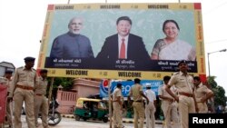 Cảnh sát canh gác trước hình ảnh Thủ tướng Ấn Độ Narendra Modi và Chủ tịch Trung Quốc Tập Cận Bình tại bang Gujarat, ngày 16/9/2014.