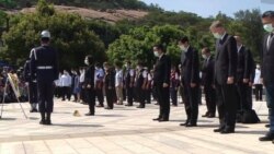 美国在台协会台北办事处处长郦英杰2020年8月23日在金门参加纪念1958年823战役活动,与台湾总统蔡英文一起向当年在战役中牺牲的官兵致敬。(美国在台协会脸书)