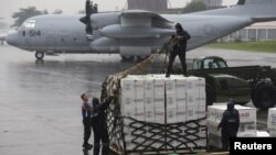 Quân nhân Mỹ và Philippines chuẩn bị các thùng hàng cứu trợ của cơ quan hỗ trợ phát triển quốc tế Hoa Kỳ, USAID, để đưa đến cho nạn nhân bão Haiyan