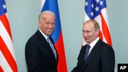 资料照：美国总统拜登任副总统时在莫斯科与俄罗斯总统普京会面。（2011年3月10日）