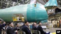 2015年9月23日,秦刚(前左一)随同中国国家主席习近平参观美国华盛顿州埃弗里特的波音工厂