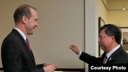 桃园市长郑文灿2019年3月4日在华盛顿与美国国务院代理副助卿史墨客会面 (美国在台协会脸书官网)