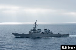 美军希金斯号驱逐舰2017年8月在太平洋上执行任务（美国海军图片）。路透社援引来自美军官员的消息独家报道说，美军“希金斯”号导弹驱逐舰和“安提坦”号导弹巡洋舰当天驶入西沙群岛多个有争议的岛屿12海里以内，并在中建岛、永兴岛附近进行了机动训练。