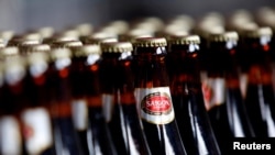 Các chai bia trên dây chuyền sản xuất tại một nhà máy của Tổng công ty Bia Sài Gòn (Sabeco) tại Hà Nội, Việt Nam, ngày 26/5/2015. Sabeco hiện thuộc công ty TNHH Vietnam Beverage mới bị Mỹ phạt vì vi phạm lệnh trừng phạt về Triều Tiên.