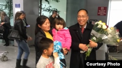 中国人权人士赵常青2018年12月17日在旧金山机场与亲人团聚(公民力量照片)