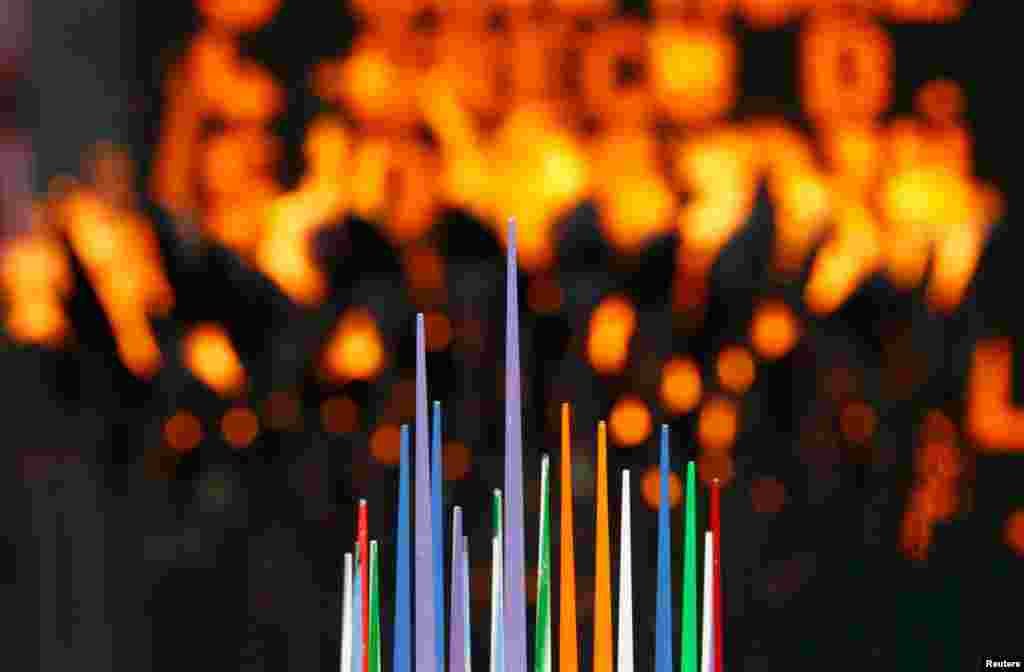 Những chiếc lao đặt trước ngọn lửa Olympic tại Sân vận động