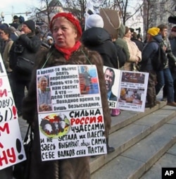 一些民众对普京和梅德韦杰夫不满,3月24日莫斯科普西金广场反政府集会示威者
