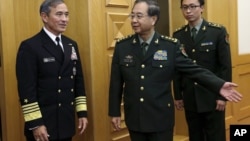 美国太平洋司令部司令、海军上将哈利·哈里斯和中国军队总参谋长房峰辉在北京八一大楼开会前(2015年11月3日)