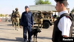 警察检查进入红海之滨沙姆沙伊赫机场的车辆 (2015年11月7日)