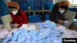 中国河北一家工厂工人赶制口罩（路透社转发中国日报2020年1月22日照片）