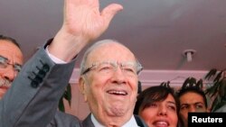 Ông Beji Caid Essebsi, lãnh đạo đảng Nidaa Tounes, vẫy chào tại trụ sở chính của đảng ở Tunis, ngày 28/10/2014.