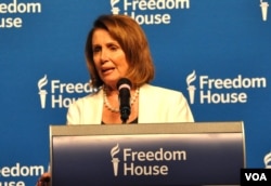 2017年4月27日,美国国会众议院少数党领袖南希·佩洛西获颁自由之家领导力奖,发表得奖感言。(美国之音扬之初拍摄)