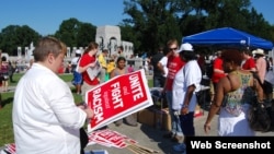 8月24日人们聚集华盛顿,准备集会