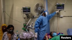 印度首都新德里一家医院正在治疗新冠患者(路透社2021年4月15日)