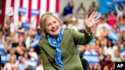 民主党总统候选人希拉里·克林顿抵达科罗拉多州一个竞选集会时向民众挥手。(2016年8月3日)