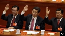 中共十八大闭幕式上习近平、政协主席贾庆林(右)和中纪委书记贺国强(左)举手赞成一个工作报告。贾庆林何去何从?