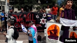 美国民众8月12日上午聚集在首都华盛顿自由广场,准备参加对抗白人至上组织“团结右翼”在白宫前举行的纪念维州夏洛茨维尔白人至上主义者集会一周年的活动。