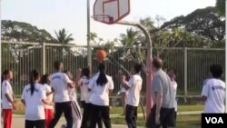 အမေရိကန်သံအမတ် နှင့် မြန်မာနိုင်ငံက ဝါသနာရှင် ဘတ်စ်ကတ်ဘော အားကစားသမားတွေ သရုပ်ပြ ဘတ်စ်စကတ်ဘော ကစားနေကြစဉ် (ဒီဇင်ဘာ ၂၈ ၂၀၁၂)