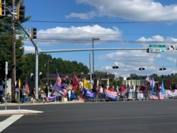 聚集在沃尔特·里德医院外的特朗普支持者。