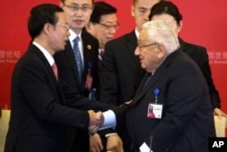 2016年3月20日,中共中央政治局常委张高丽在北京与美国前国务卿基辛格博士握手。