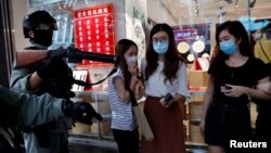 香港防暴警察在中环驱散利用午餐时间抗议示威的民众。(2020年5月27日)