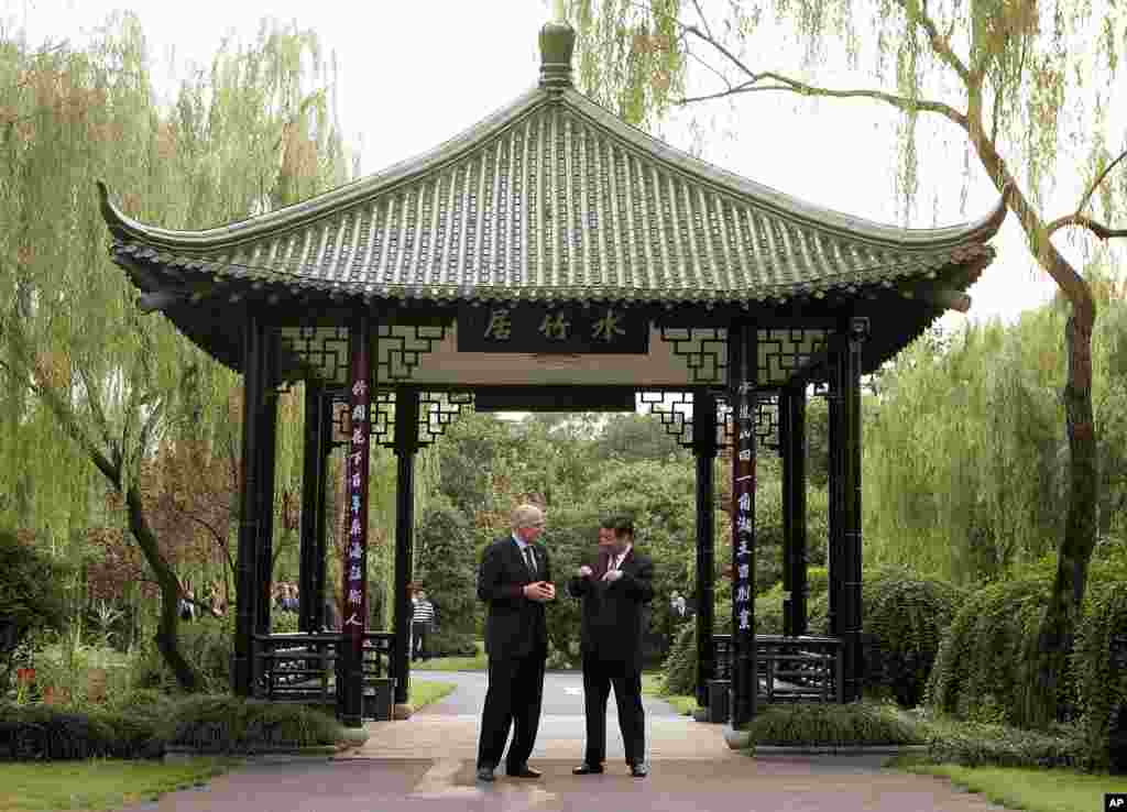 2006年9月19日,美国财政部长保尔森和中共浙江省委书记习近平在杭州的刘庄“水竹居”交谈。1972年2月27日,《美中联合公报》在附近的刘庄一号楼的八角亭签署。