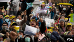 抗议在野党将“选罢法”等争议法案强行闯关,星期五逾千民众再次包围台湾立法院。(美国之音特约记者李昕儒拍摄)