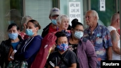 Người thất nghiệp xếp hàng chờ nộp đơn xin trợ cấp thất nghiệp tại Frankfort, Kentucky, ngày 18/6/2020.