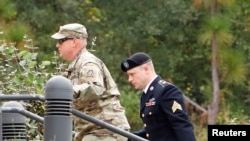 美国陆军中士伯格达尔(右)抵达北卡布拉格堡的军事法庭。(2017年10月16日)