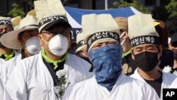 Đa số những bùng phát MERS tập trung quanh bệnh viện St. Mary ở Pyeongtaek, nơi có 37 ca MERS được báo cáo. Vi rút MERS trong giai đoạn đầu gây ra những triệu chứng giống bệnh cúm, như sốt và ho, nhưng sau đó nó có thể dẫn tới viêm phổi và suy thận. Chưa có thuốc điều trị hay vắc xin cho bệnh MERS.