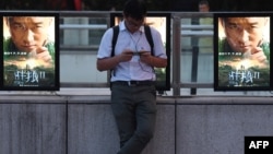 资料照:北京街头的电影“战狼2”的广告