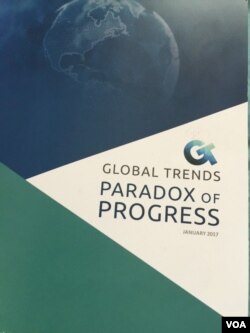 《全球趋势:进步的悖论》报告的封面(美国之音莉雅拍摄)