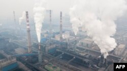 资料照片:2018年2月17日,无人机的空拍照片显示陕西韩城钢铁厂及其排放的污染物。