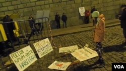 去年3月18日莫斯科红场吞并克里米亚一周年庆祝集会后,丢弃在地上的标语。(美国之音白桦拍摄)