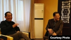 中国自由职业者、独立学者荣剑(左)和许章润教授交谈(荣剑推特照片)。